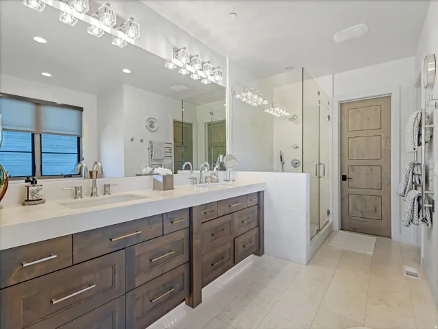 Dual vanity with undermount sinks and extensive storage