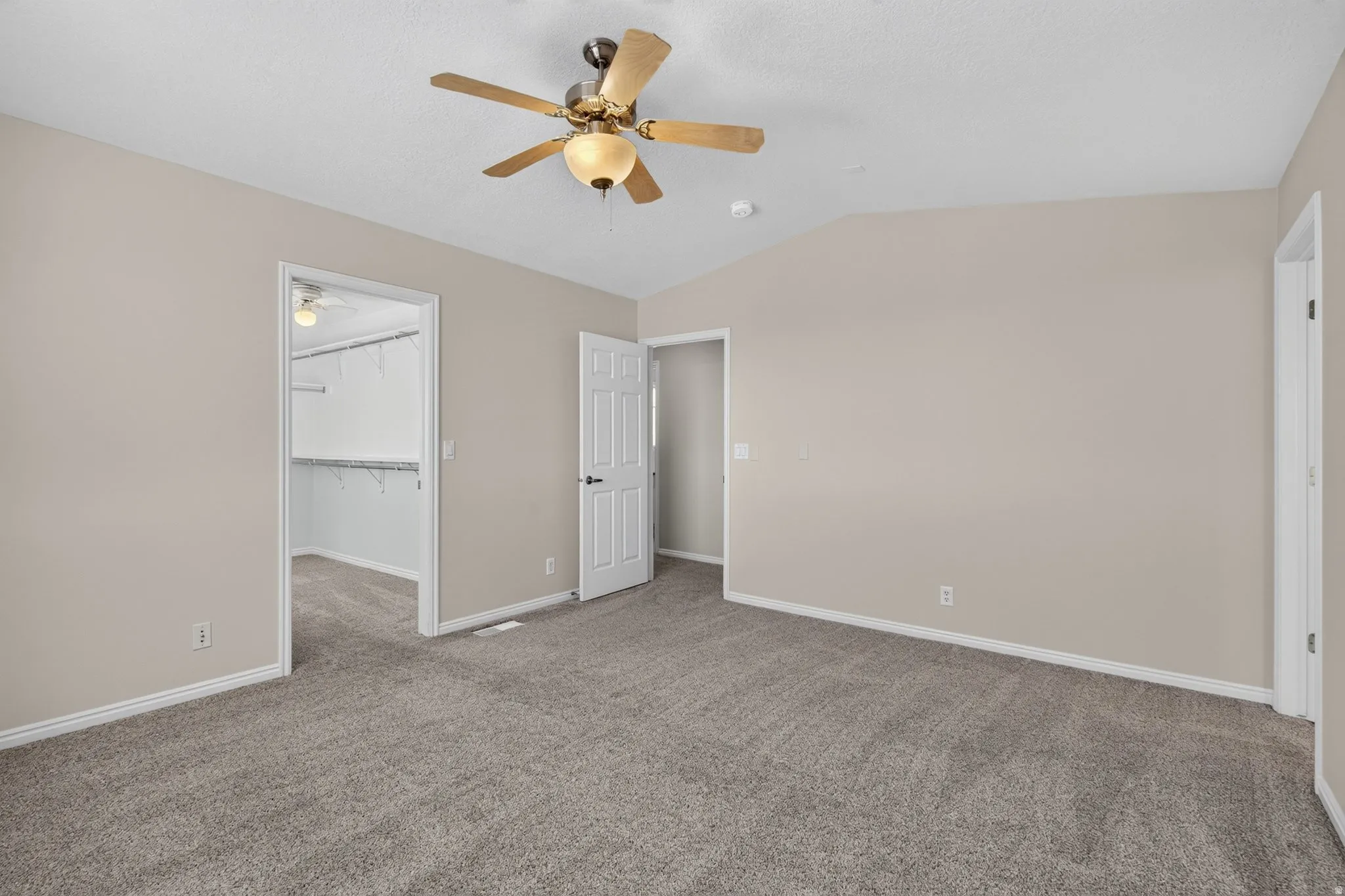 Vaulted ceiling with a ceiling fan