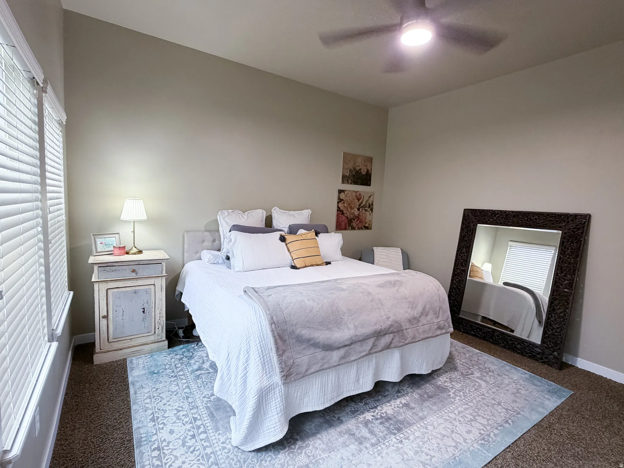 Vaulted ceiling with a ceiling fan
