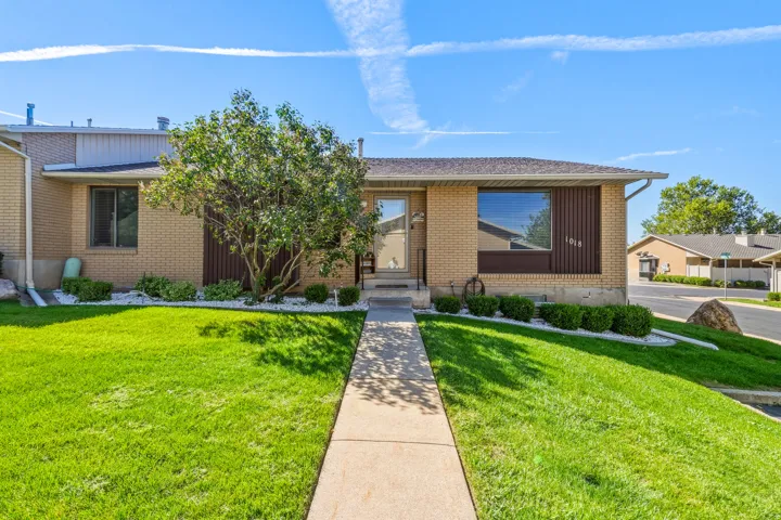 WELCOME HOME! COMPLETELY REMODELED END CONDO!
