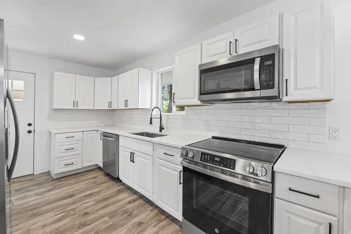 All New Stainless Appliances in Kitchen!