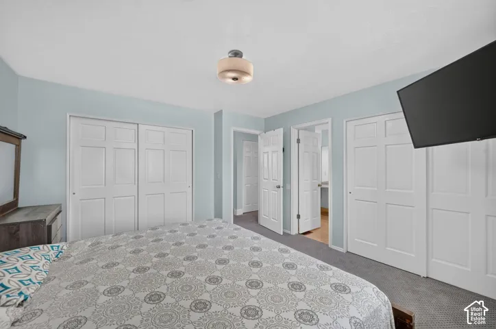 Recessed ceiling light fixture, panel doors, and grey carpeting