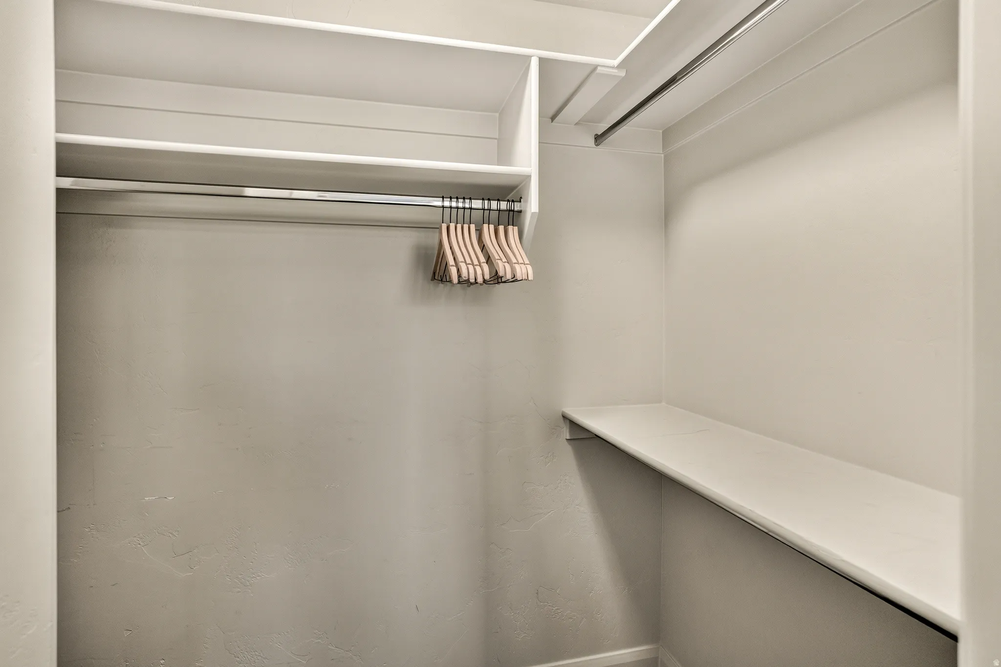 Integrated closet shelving and hanging rods