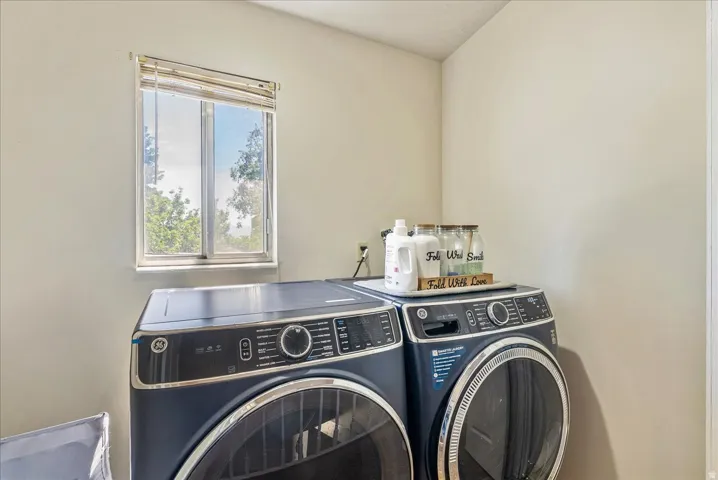 Recessed window with horizontal blinds