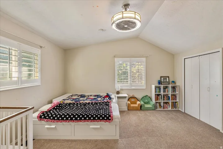 Vaulted ceiling with a flush-mount ceiling fan