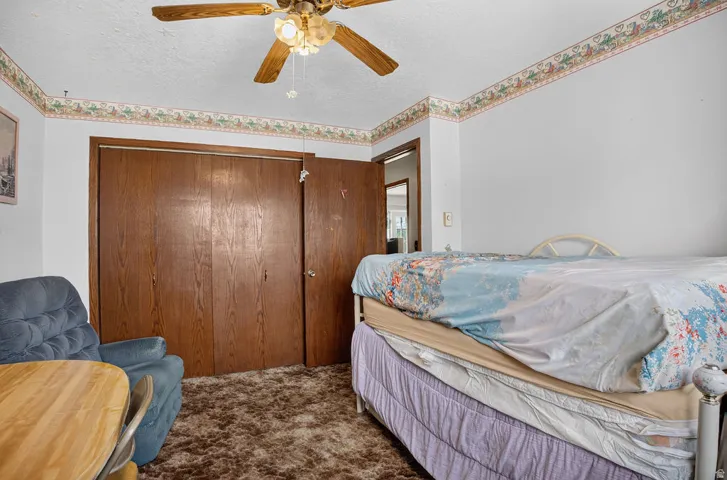 Ceiling fan with integrated lighting
