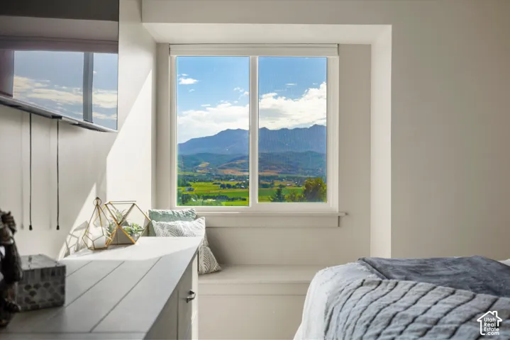 Integrated window seat with mountain and valley scenery