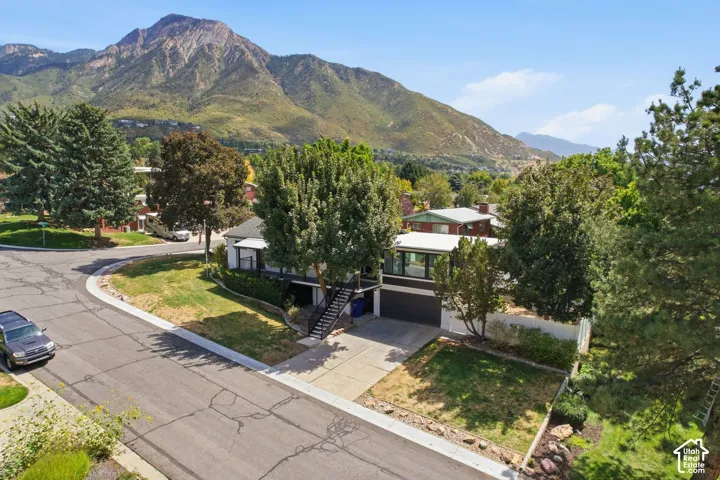 Spacious corner lot, mature trees, and spectacular mountain views