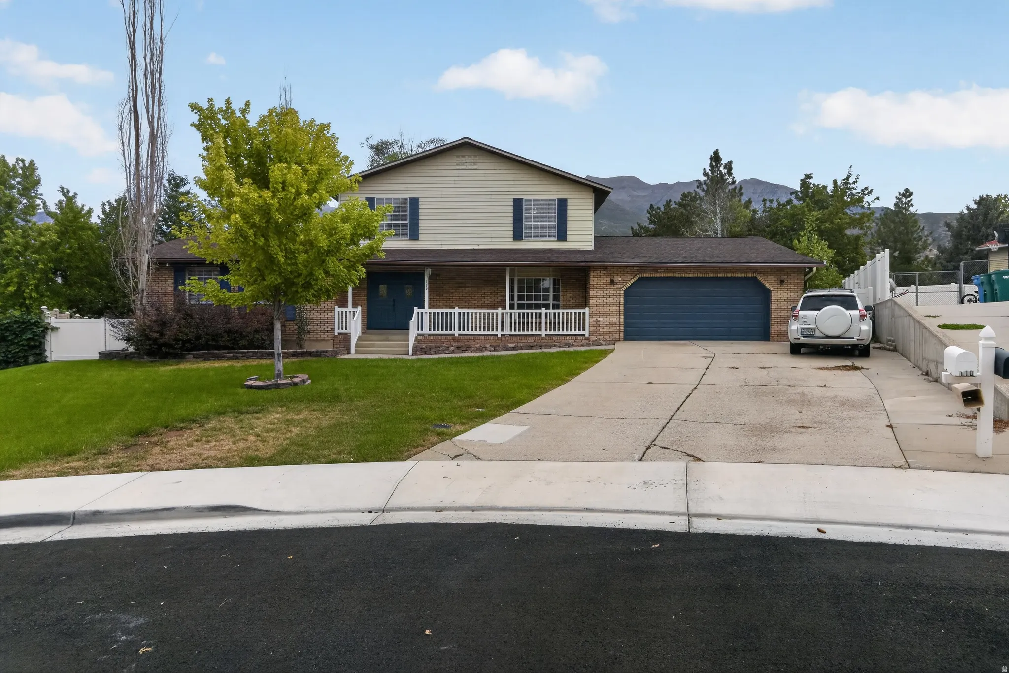 Large driveway. RV parking!