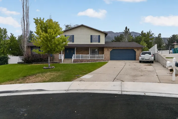 Large driveway. RV parking!