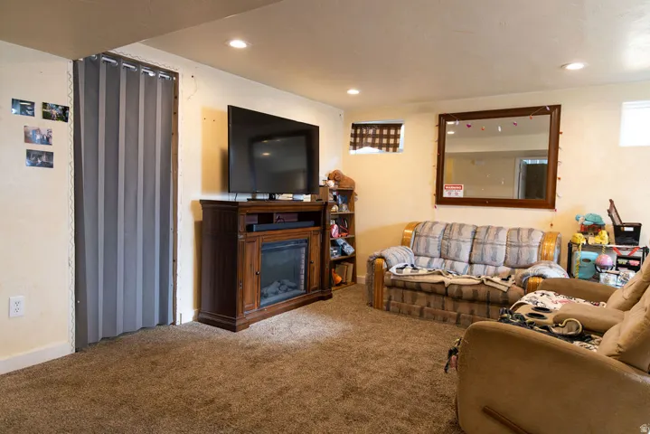 Warm carpeting in a neutral tone