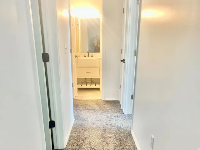 Hallway to upstairs bedrooms. Newer carpet