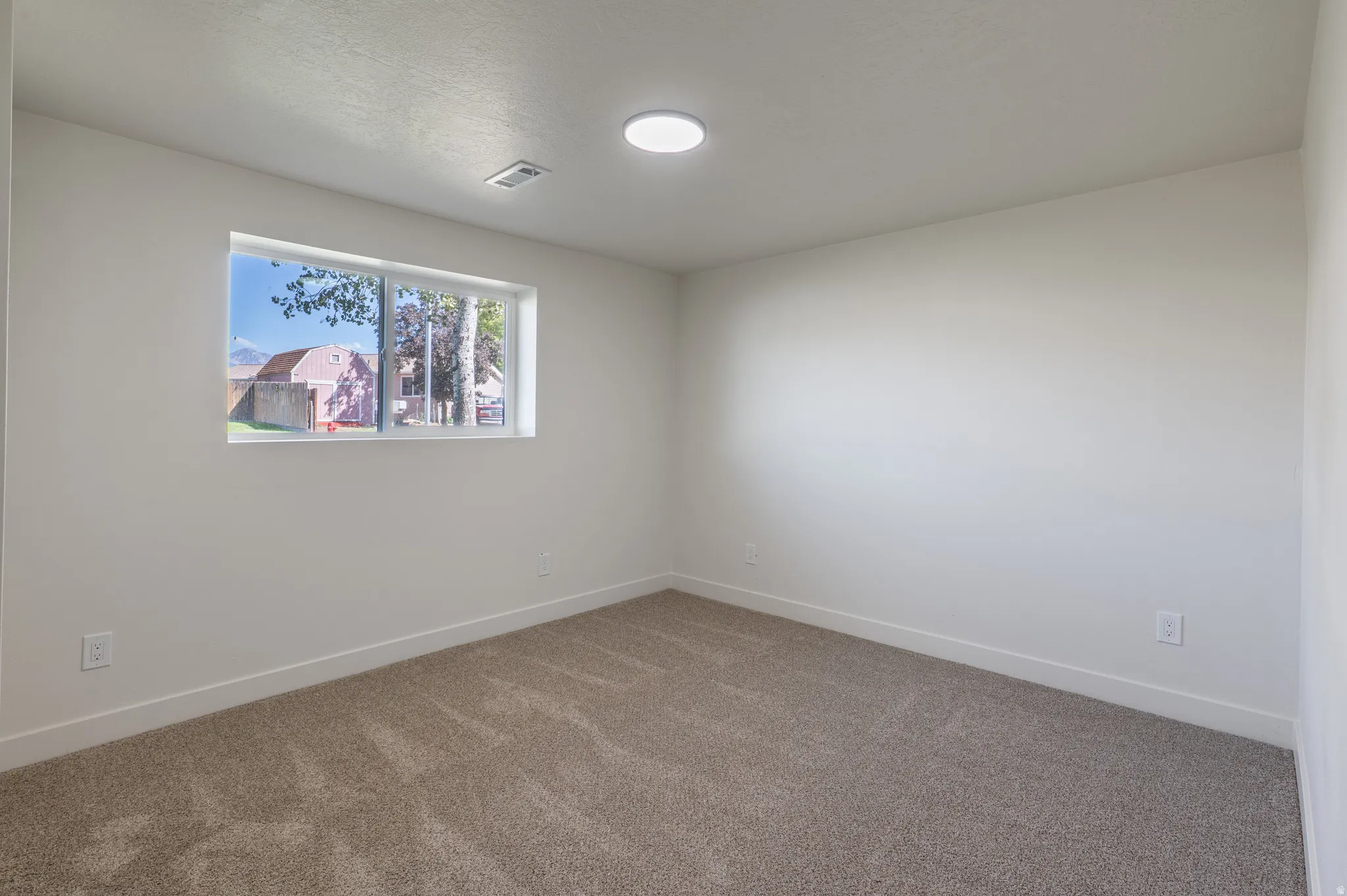 Recessed ceiling light fixture
