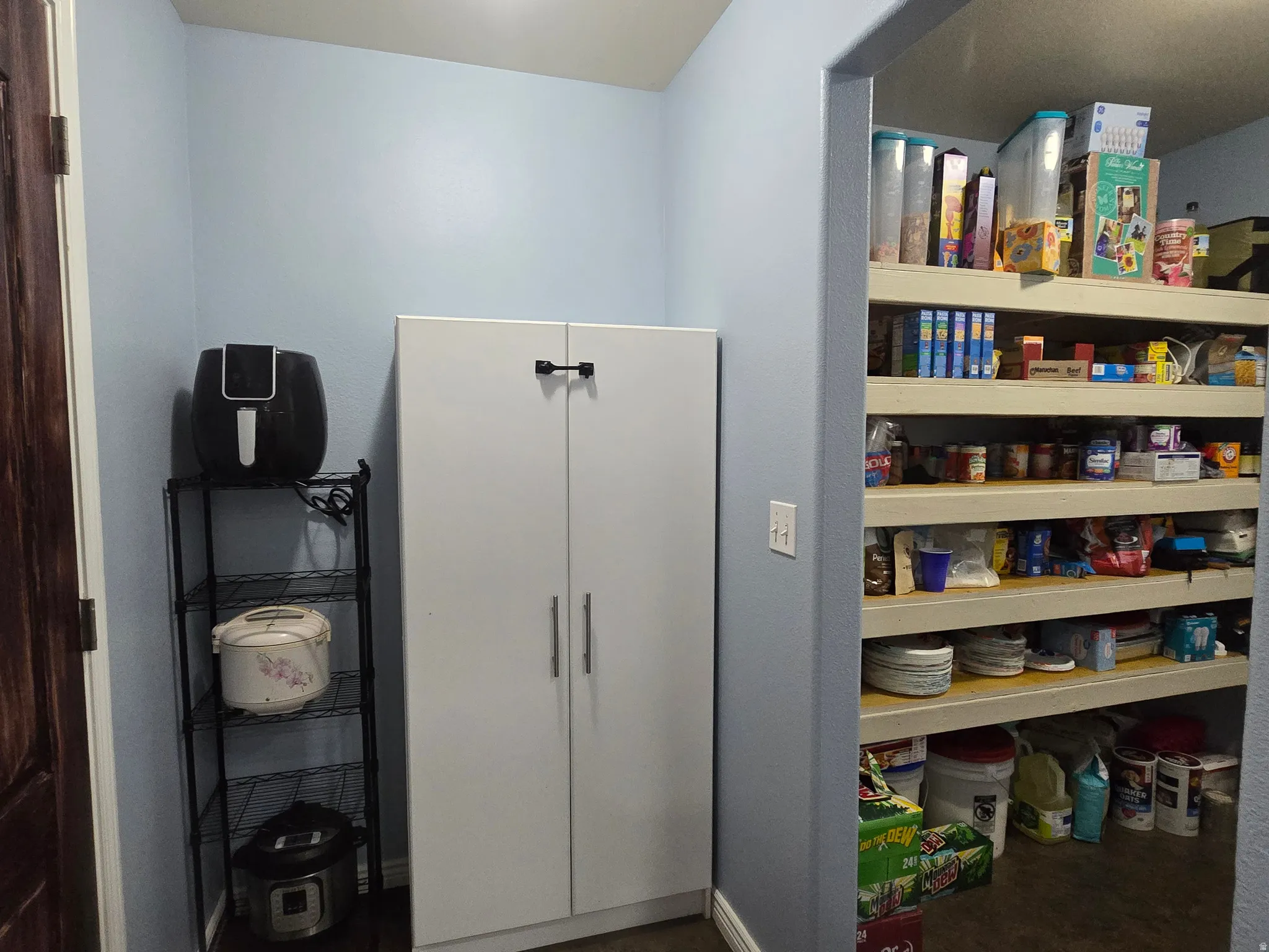 Integrated pantry shelving with ample storage capacity