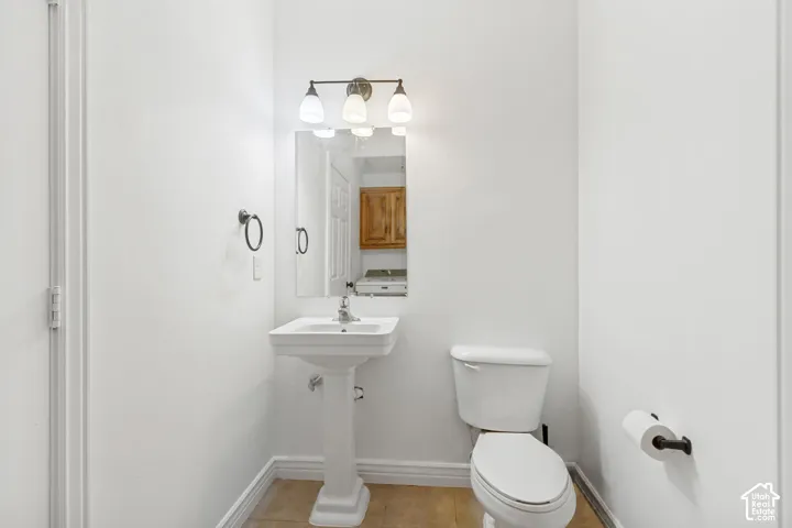 1/2 bath and laundry