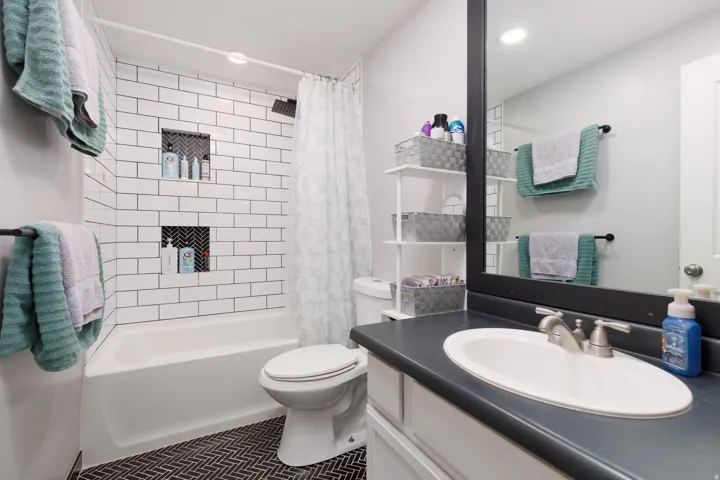White subway tile shower surround with two recessed niches