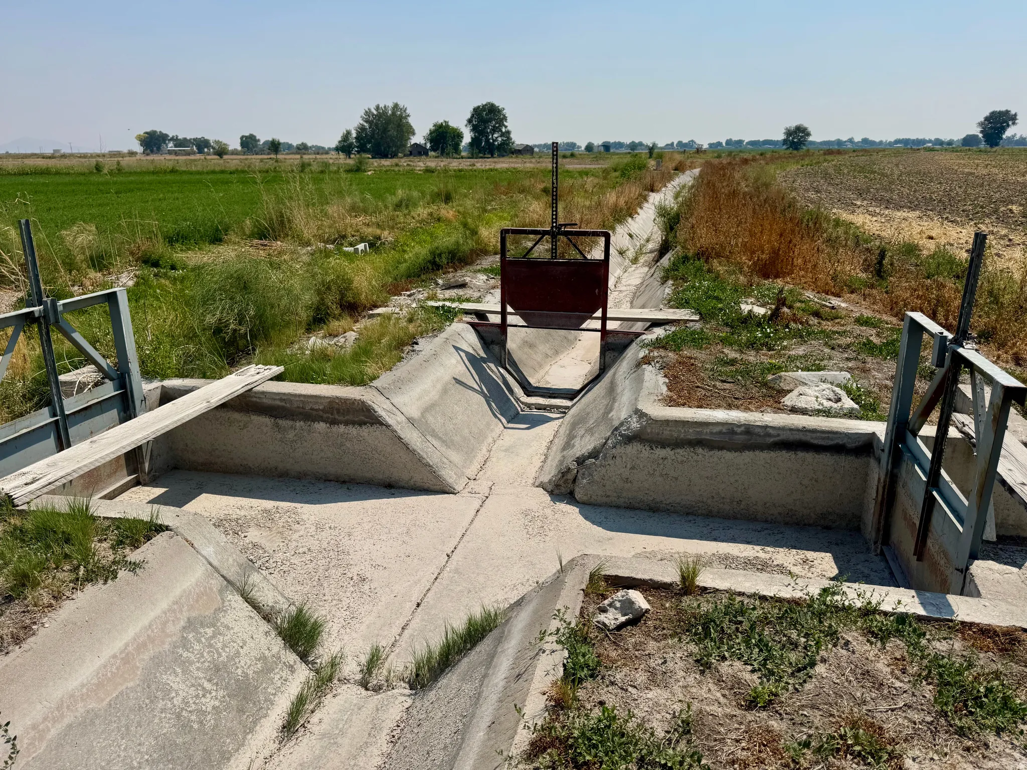 Concrete irrigation canals with multiple control gates