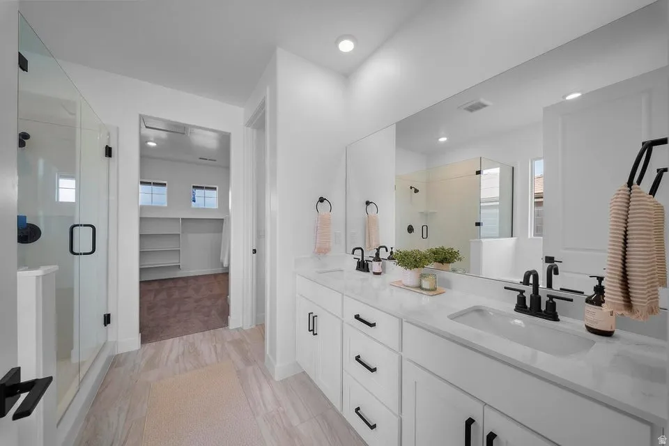 Dual vanity with undermount sinks and quartz countertops