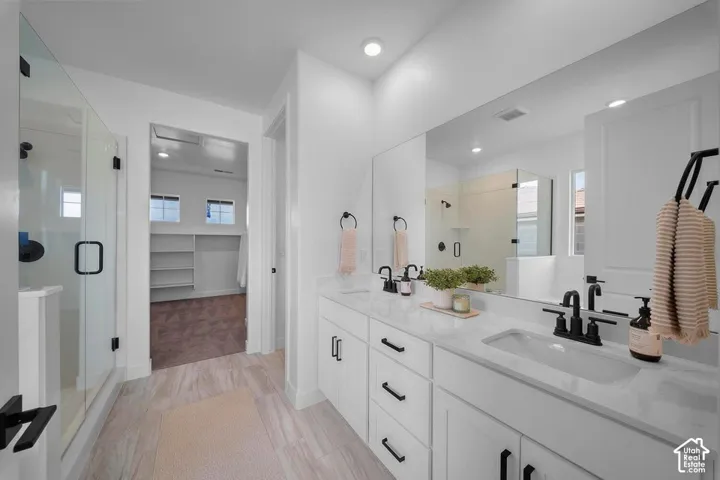 Dual vanity with undermount sinks and quartz countertops