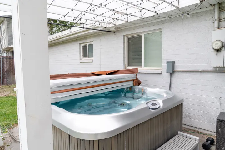 Year-round relaxation in a beautiful, fully functioning hot tub.