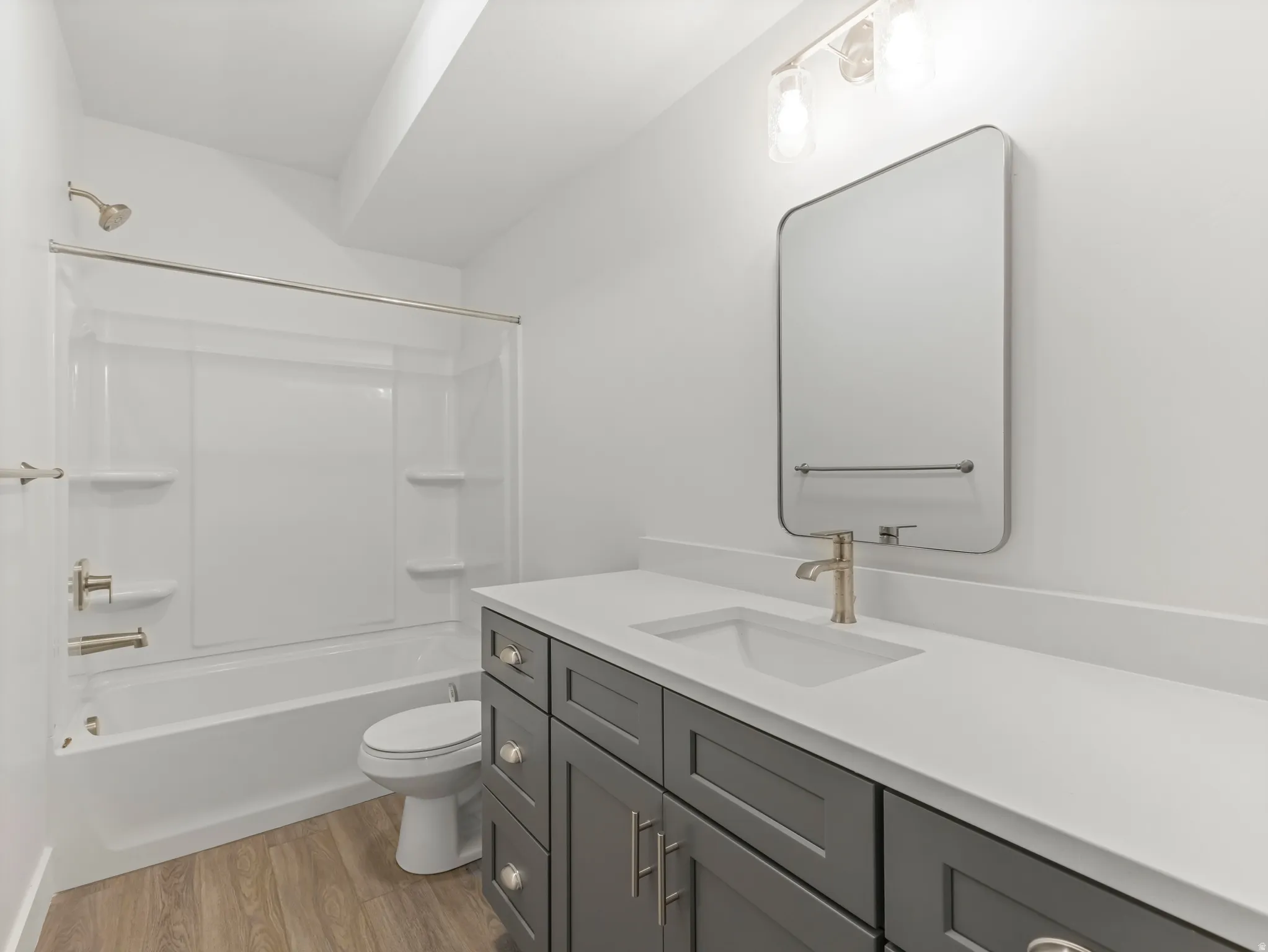 White tub/shower combination with integrated shelving