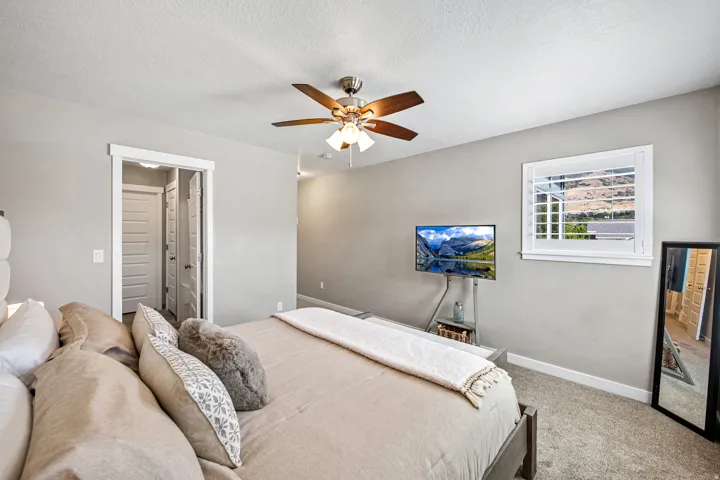 936 W Spring Creek Ln, Farmington, Utah 84025