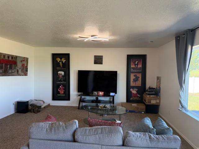 Neutral wall finishes throughout