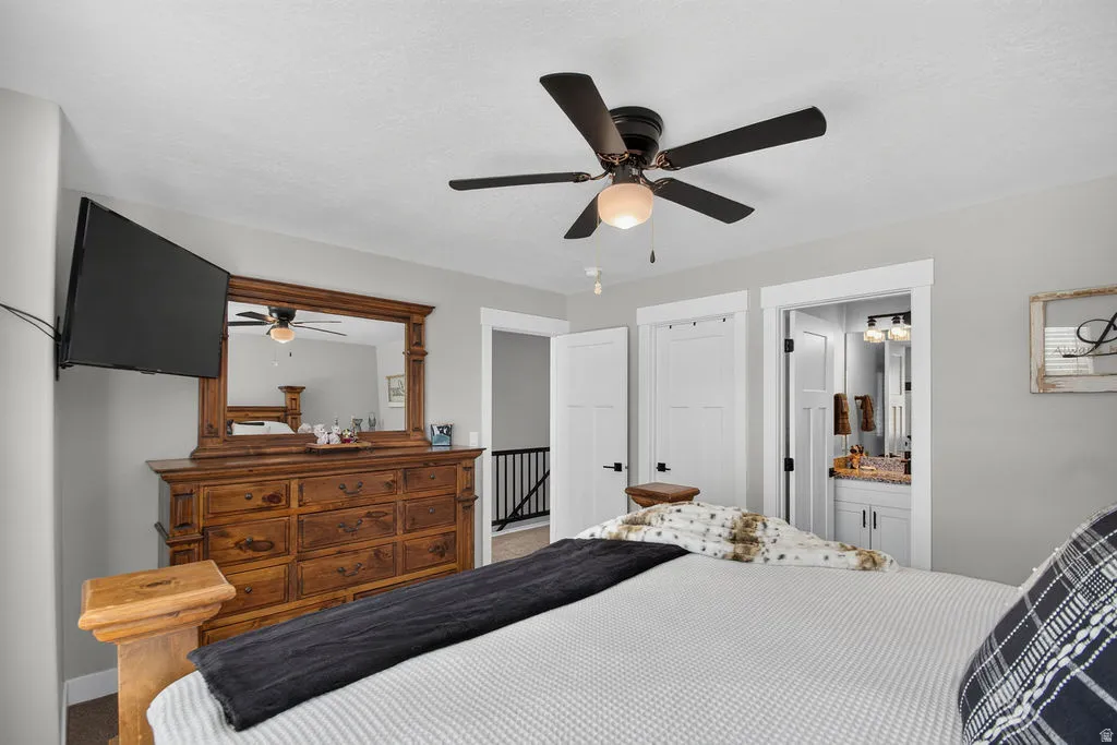 Ceiling fan with integrated lighting