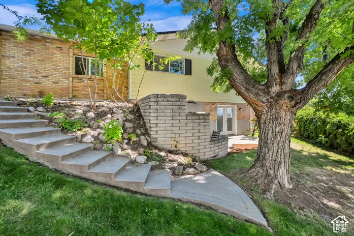 Tiered concrete steps with an integrated landing