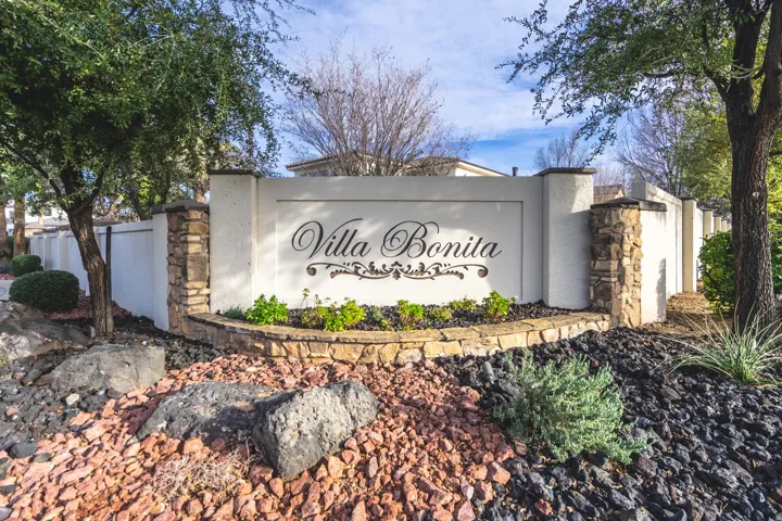 Entry monument with stone veneer accents