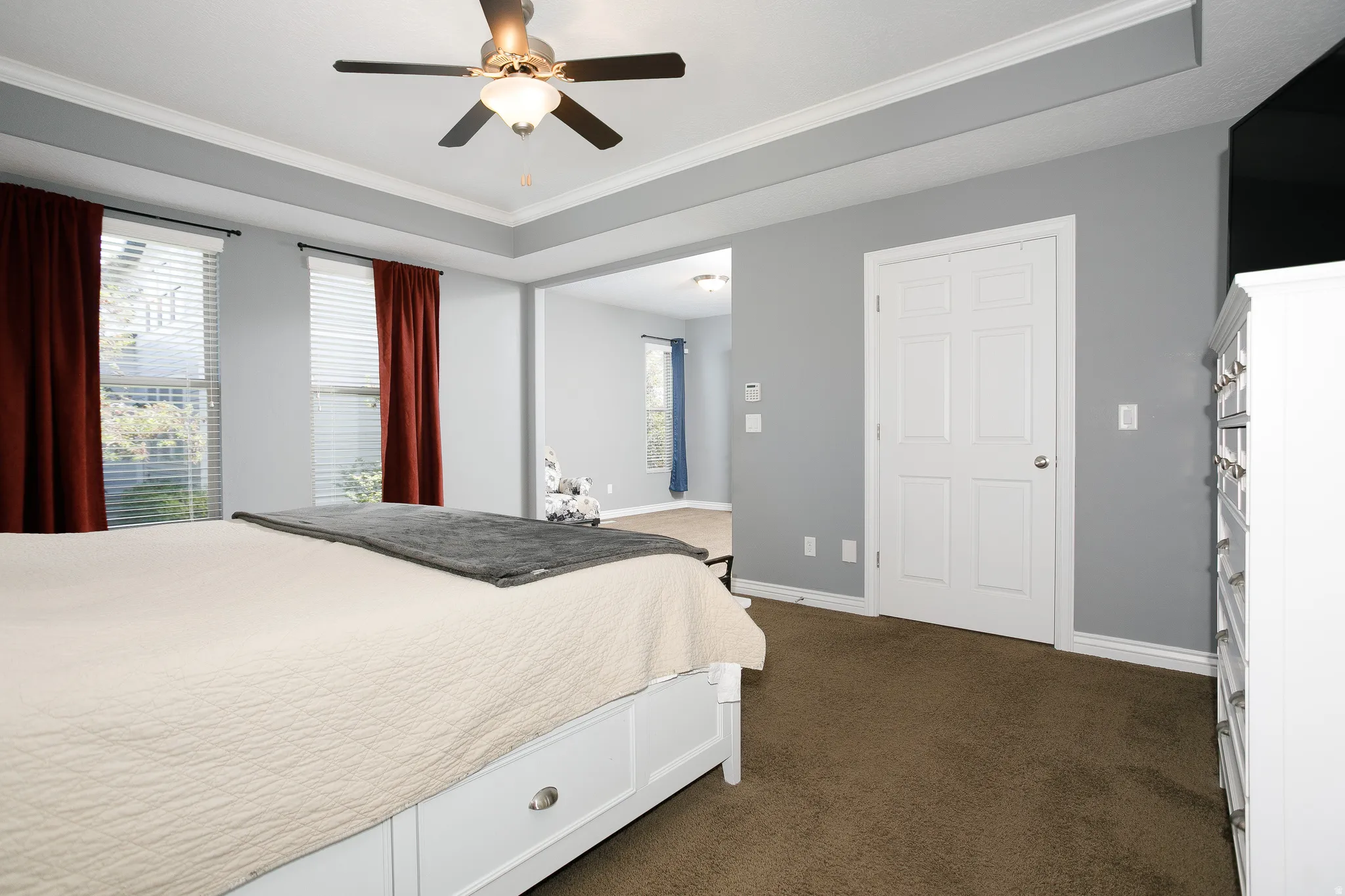 Tray ceiling with crown molding and ceiling fan