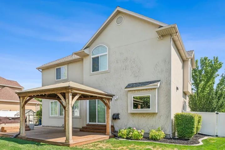 Stucco exterior with multiple windows, featuring an arched window with blinds