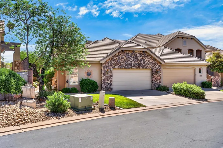 Gorgeous row-end town in the Coral Ridge Community with prime location for all the HOA ammenites