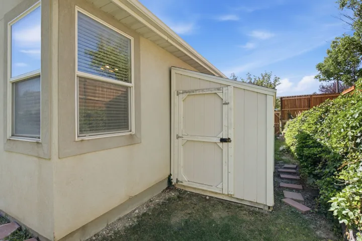 Outdoor storage shed