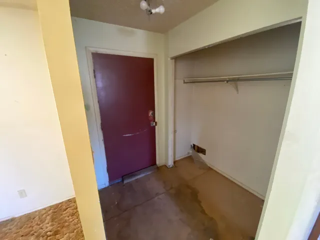 Recessed closet with clothes rod
