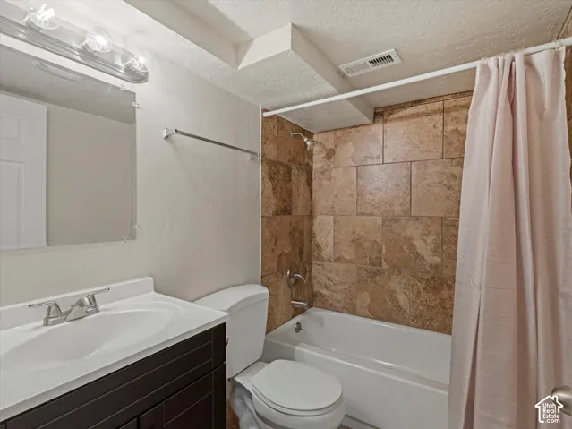 Tub/shower combination with natural stone-look tile surround