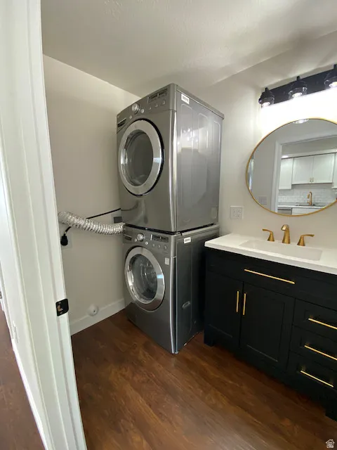 Stacked laundry appliances