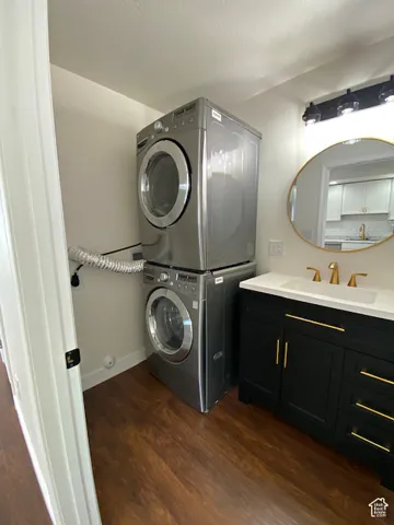 Stacked laundry appliances