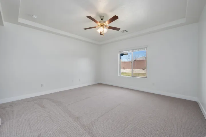 Recessed ceiling with an integrated ceiling fan