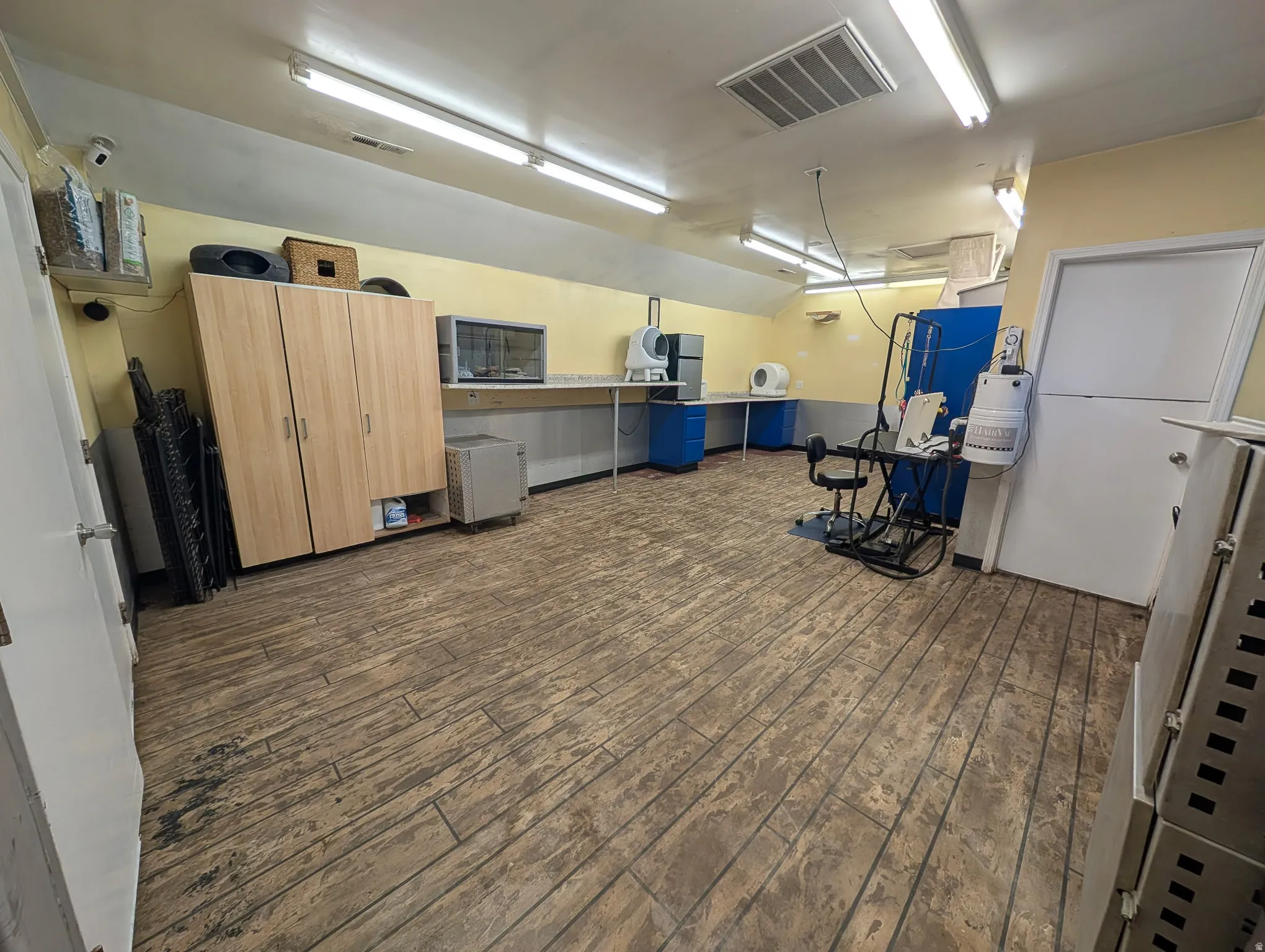 Detached Garage/ Shop