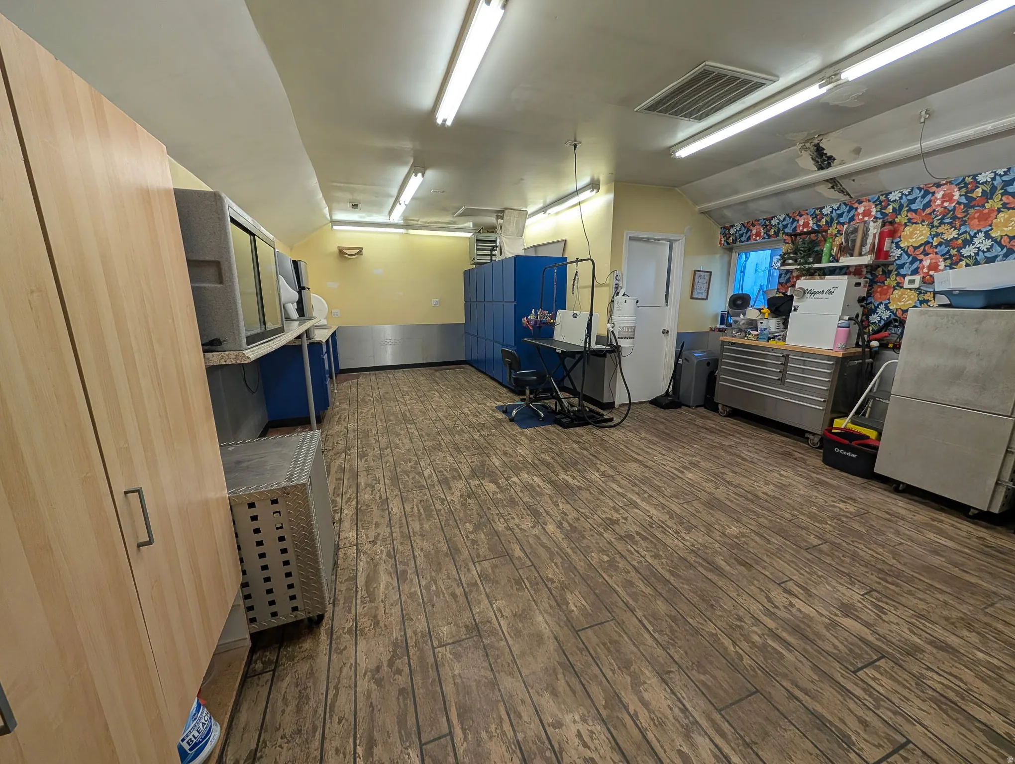 Detached Garage/ Shop