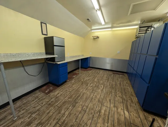 Detached Garage/ Shop