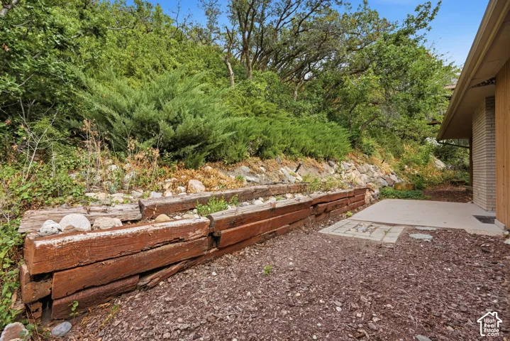 Wood retaining wall with integrated landscaping
