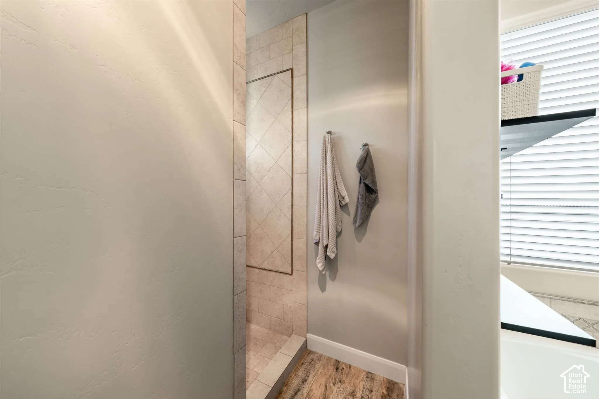 Tiled shower stall with an integrated rectangular niche
