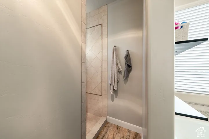 Tiled shower stall with an integrated rectangular niche