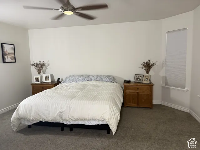 Recessed bay window with privacy blinds, neutral wall tones, and overhead ceiling fan