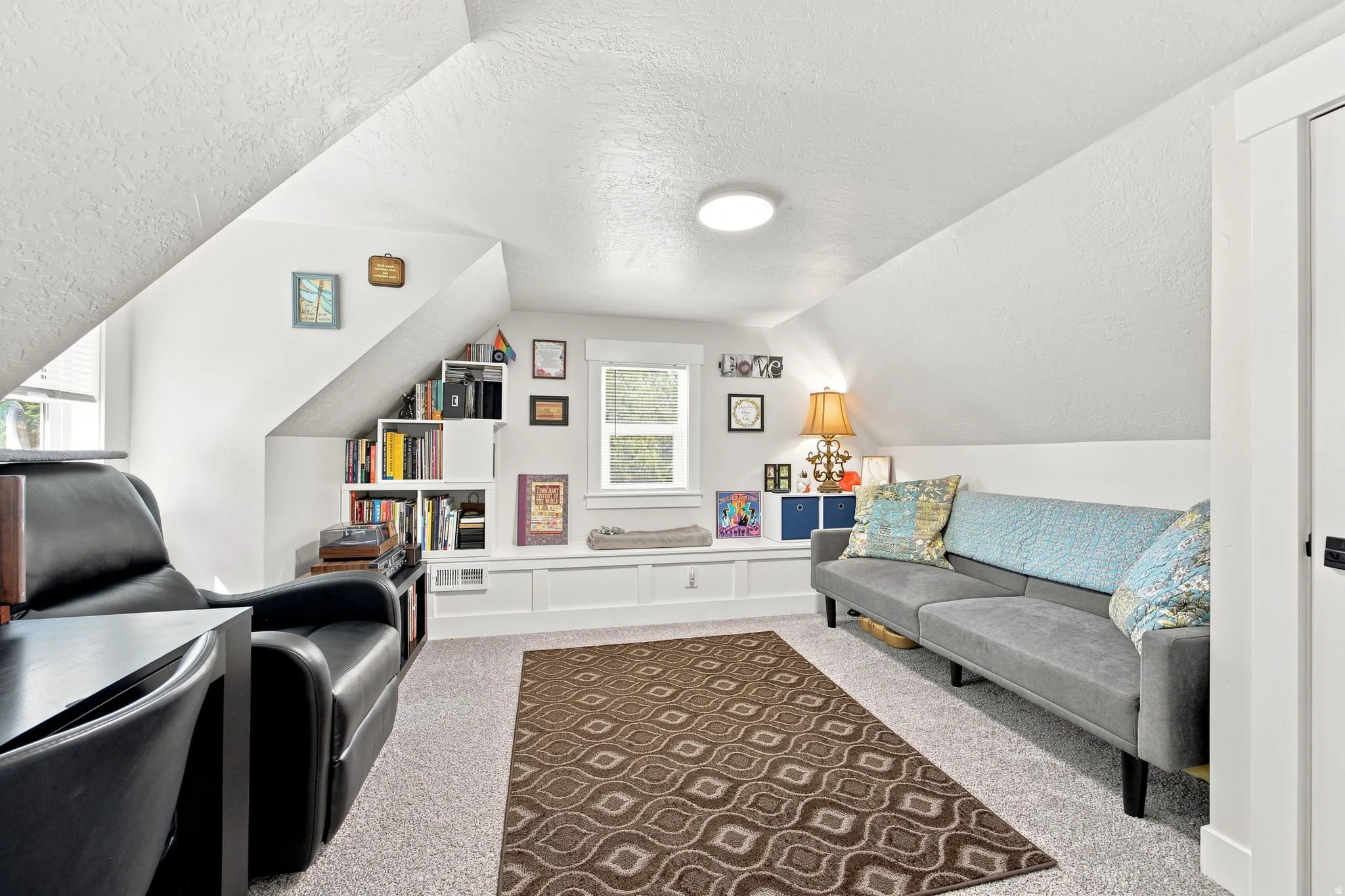 Charming 2nd Bedroom (Upstairs) w/Window Seat
