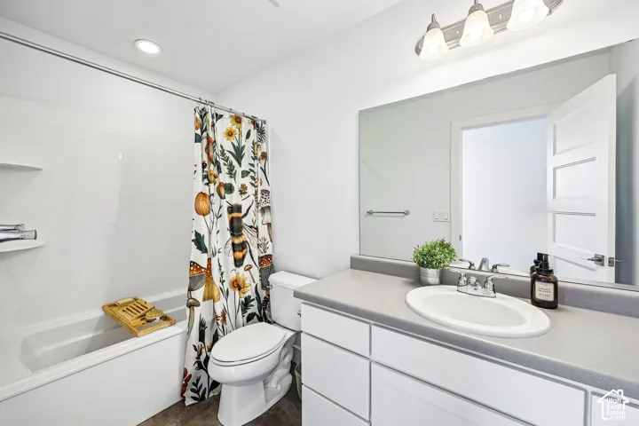 Deep soaker tub with integrated shelving, a sleek single-handle faucet, and a wall-mounted overhead light