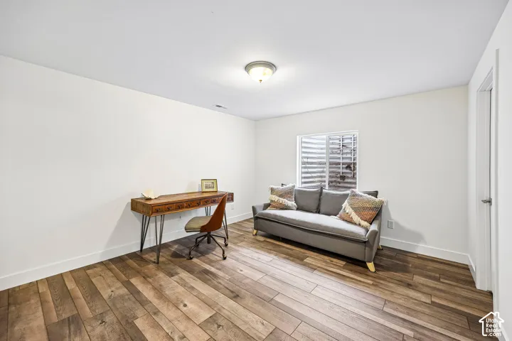 Very large 4th bedroom, laminate flooring, ethernet outlet, large walk-in closet.