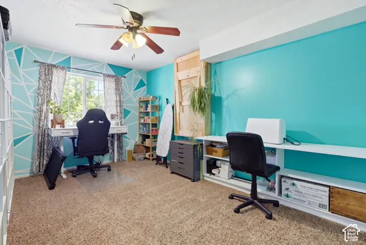 Ceiling fan with integrated lighting